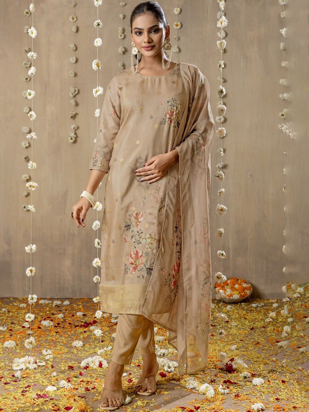

DRESOUL Women Floral Printed Regular Kurta with Trousers & With Dupatta, Brown