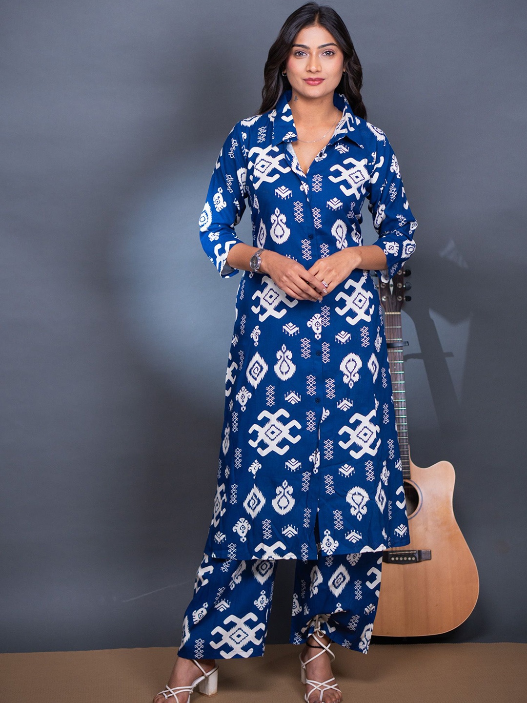 

The Kalakriti House Women Floral Printed Regular Liva Kurta with Palazzos, Navy blue