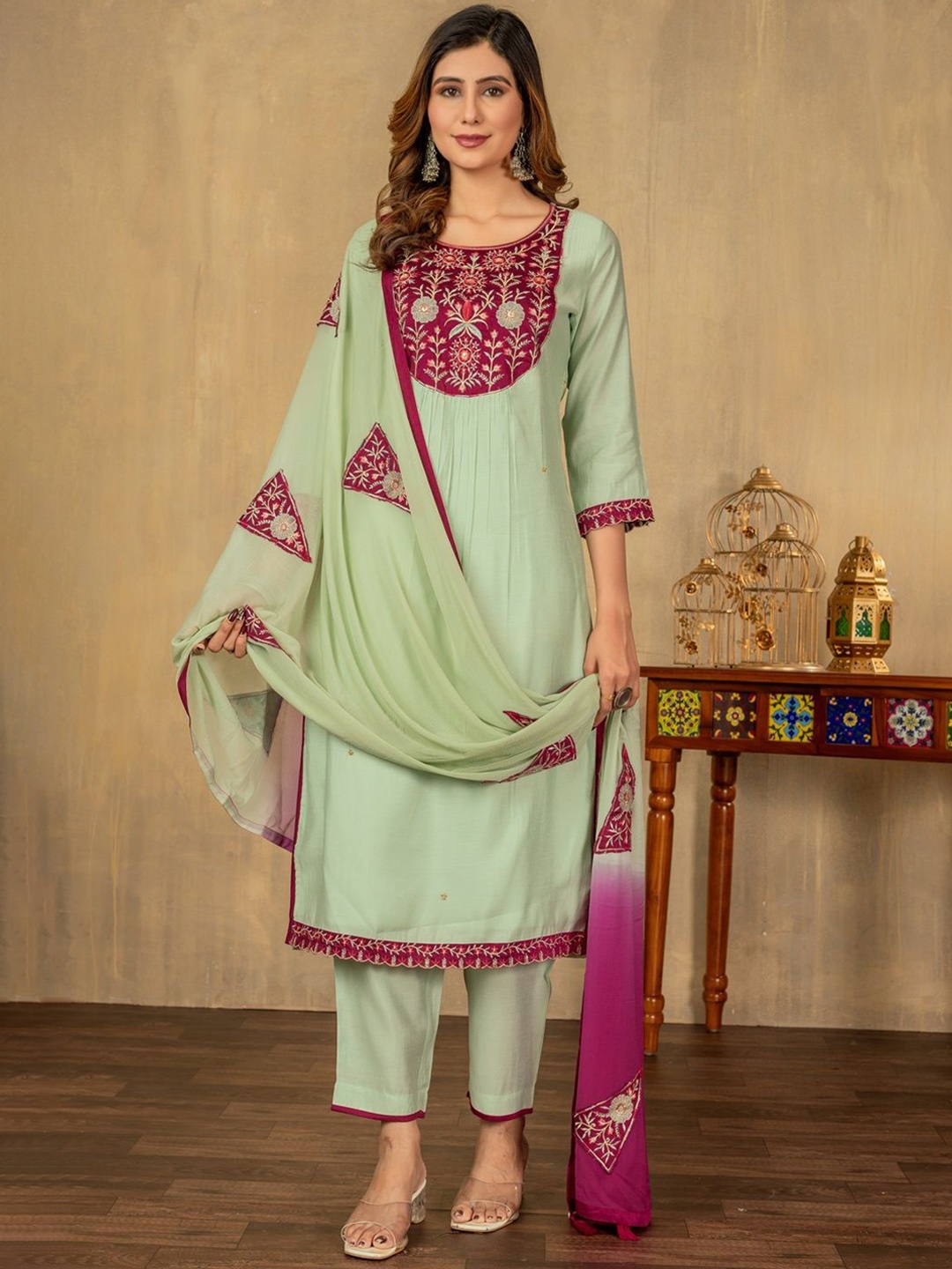

DRESOUL Women Floral Embroidered Regular Kurta with Trousers & With Dupatta, Green