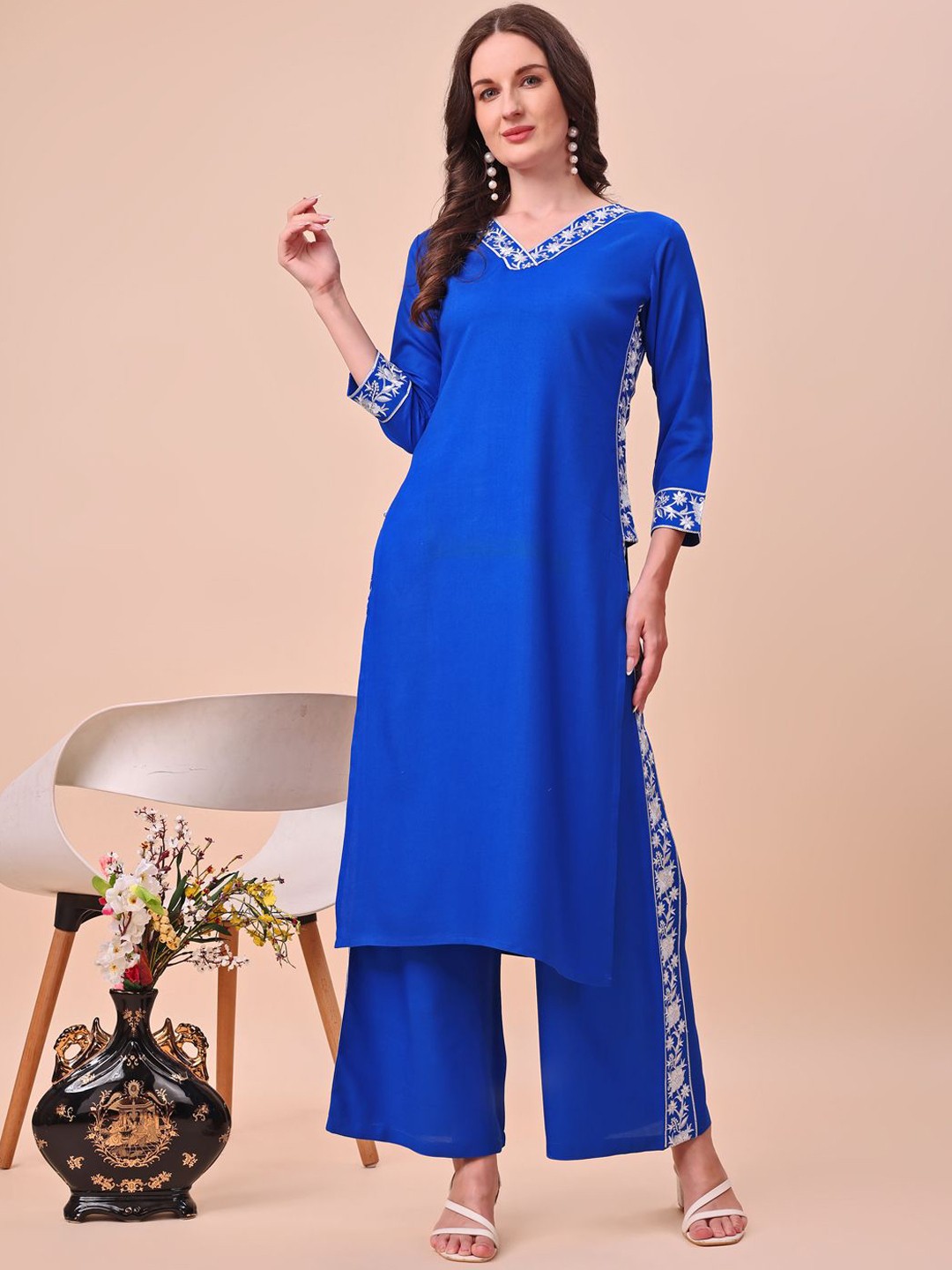 

Tikhi Imli Women Floral Embroidered Regular Thread Work Kurta with Trousers, Blue