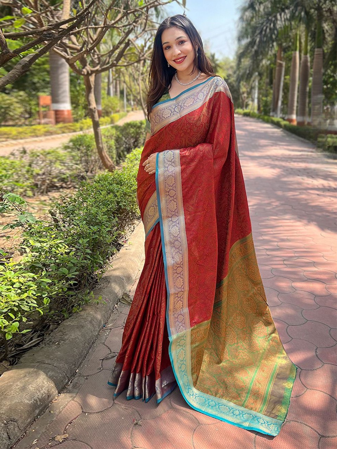 

HMP Fashion Woven Design Zari Pure Silk Paithani Saree, Red