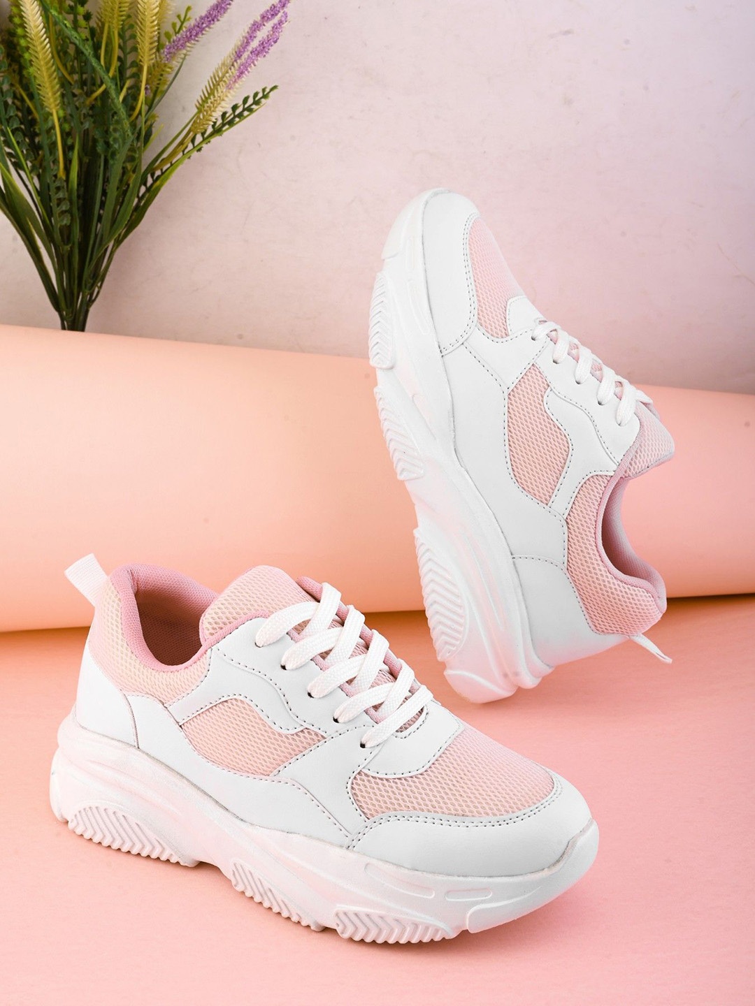 

The Roadster Lifestyle Co Women Lightweight Sneakers, Pink