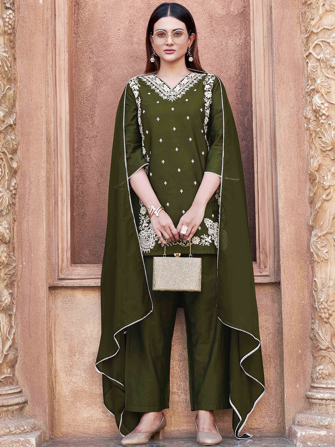 

Tikhi Imli Women Ethnic Motifs Embroidered Regular Thread Work Kurti with Trousers & With Dupatta, Olive