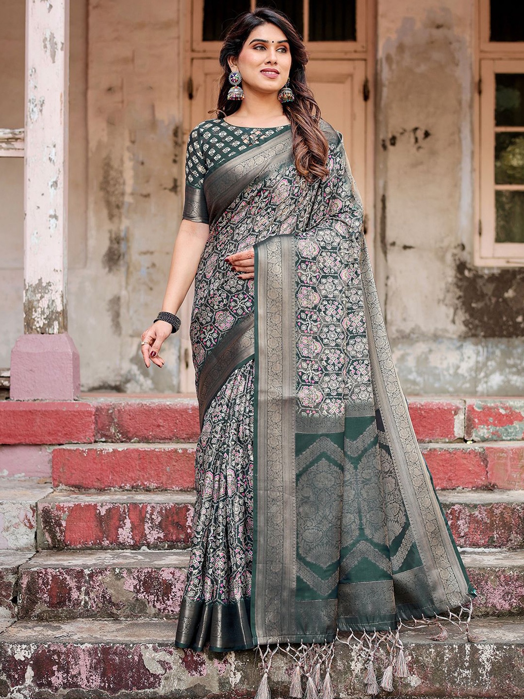 

DIVASTRI Woven Design Zari Pure Silk Paithani Saree, Green