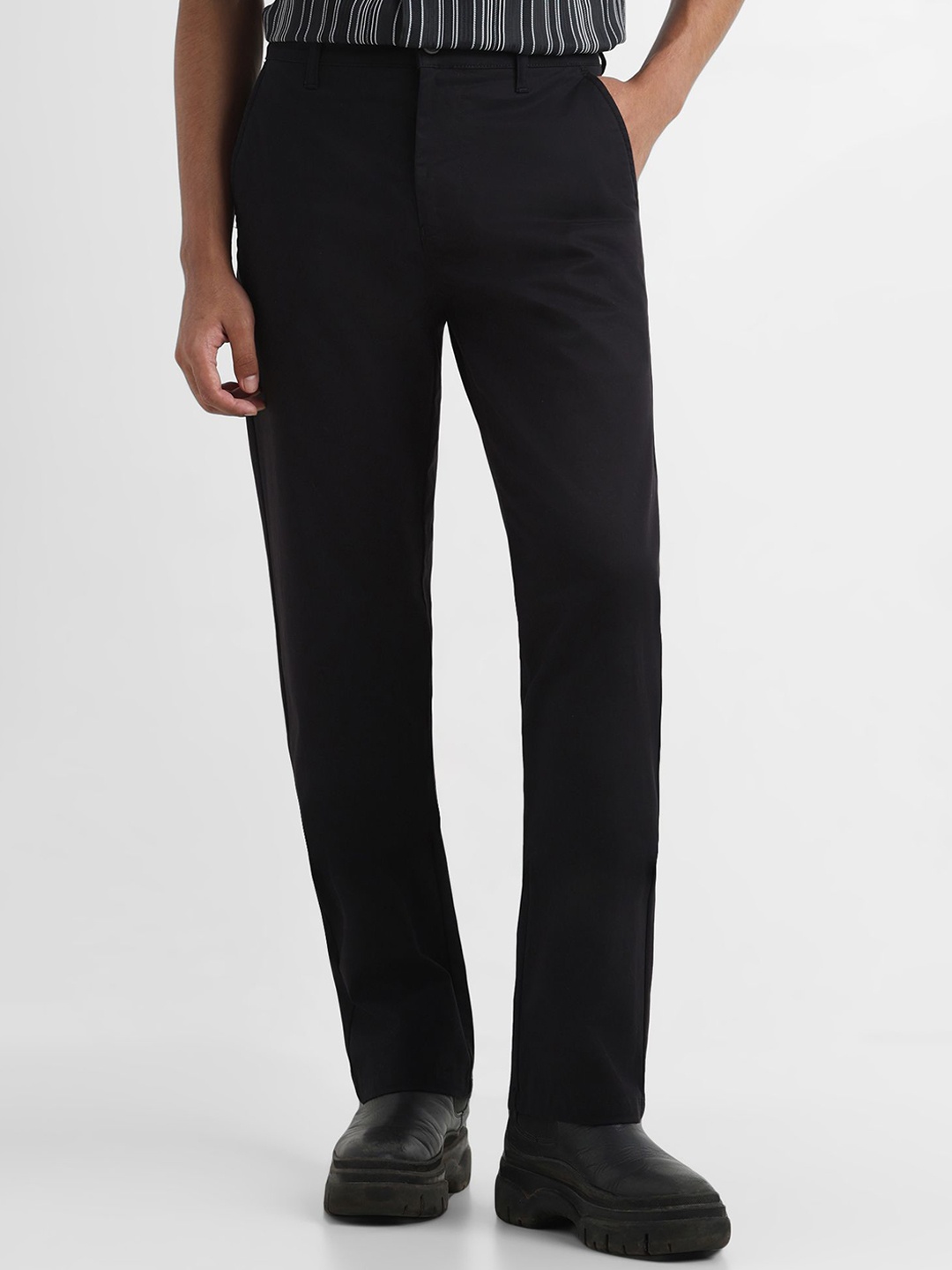 

YUVAKAA Men Relaxed Straight Leg Straight Fit Easy Wash Chinos Trousers, Black