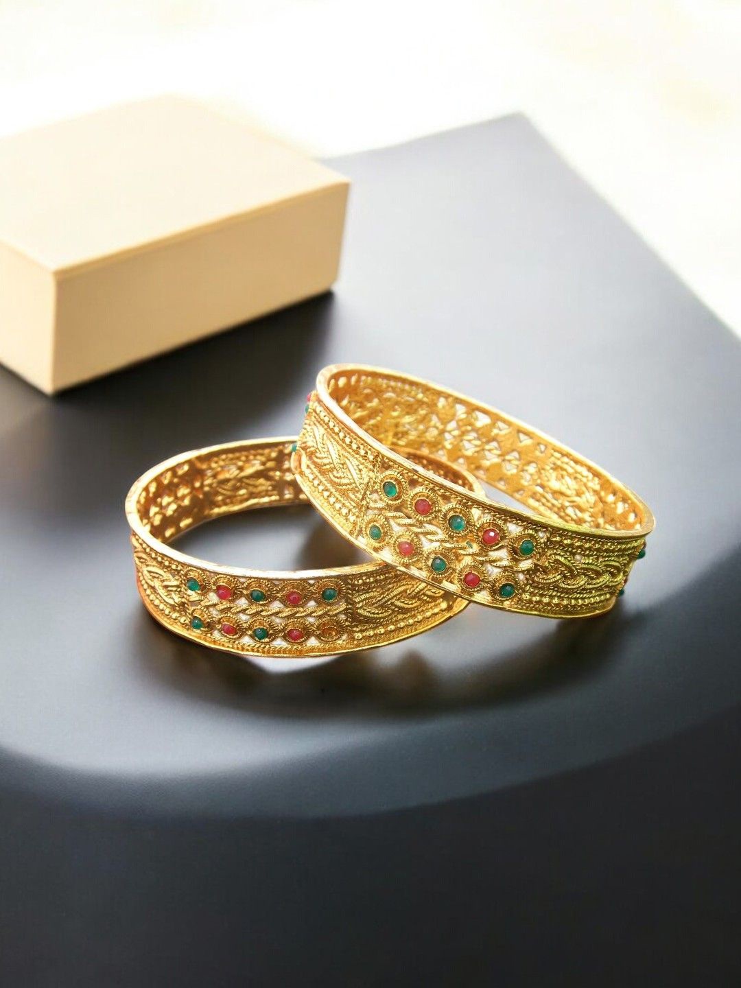 

FEMMIBELLA Set Of 2 Gold-Plated Bangles