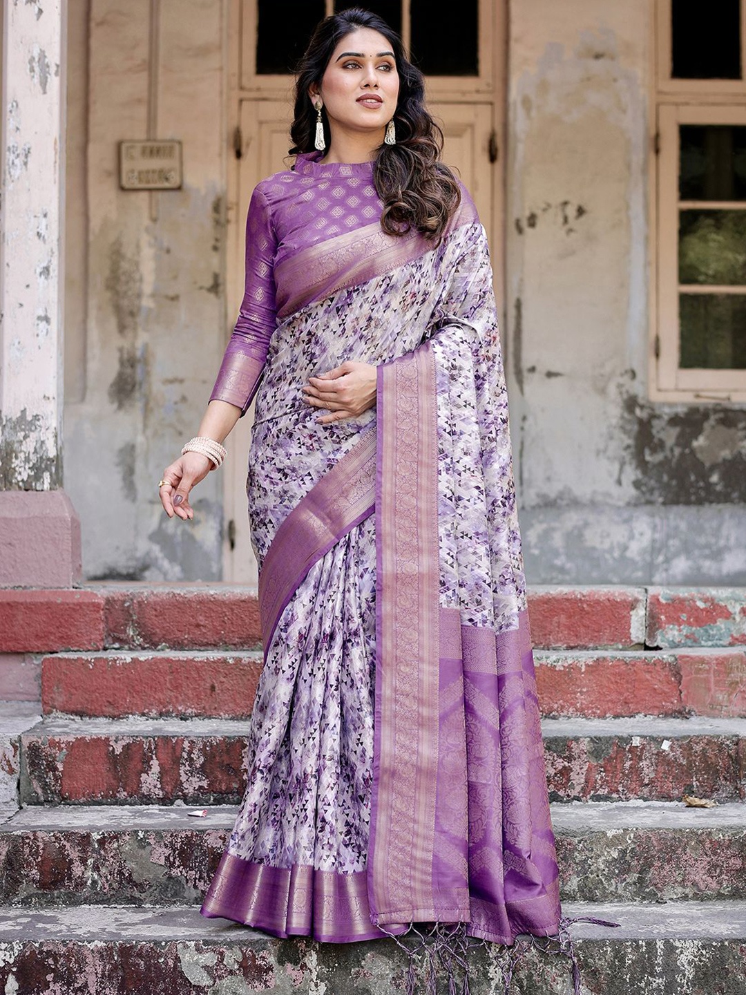 

DIVASTRI Woven Design Zari Pure Silk Banarasi Saree With Tassel, Purple