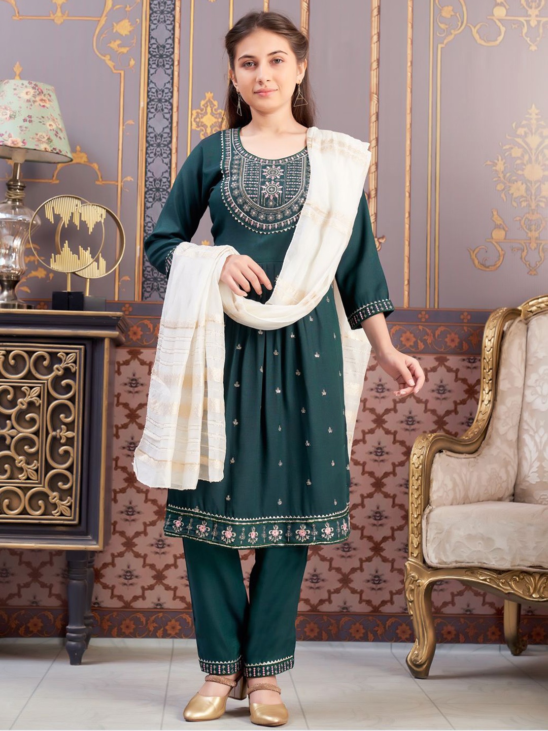 

BAESD Girls Floral Embroidered Regular Thread Work Kurta with Trousers, Green