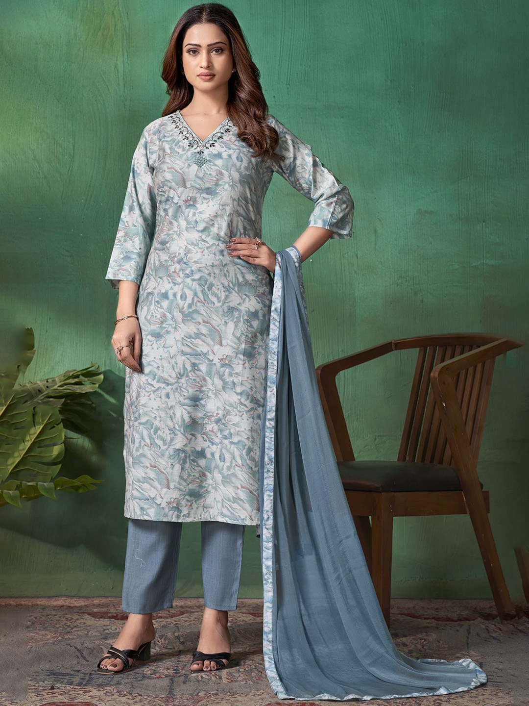 

DIVASTRI Women Floral Embroidered Regular Beads and Stones Pure Cotton Kurta with Trousers & With Dupatta, Blue