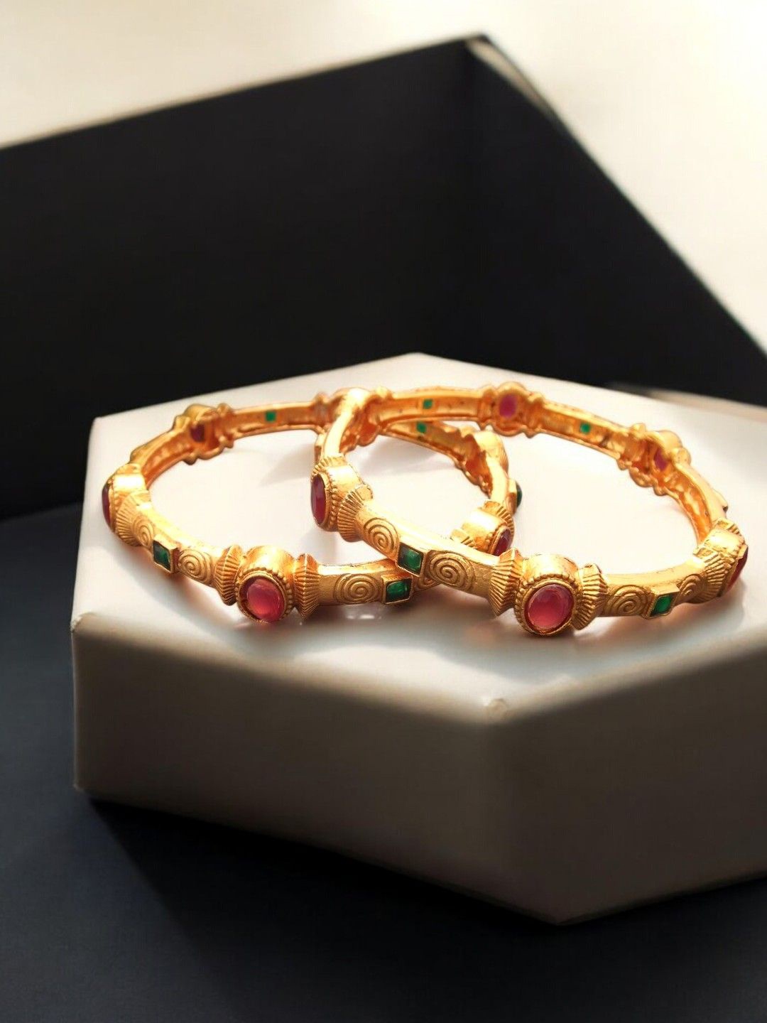 

FEMMIBELLA Set Of 2 Gold-Plated Stone-Studded Bangles