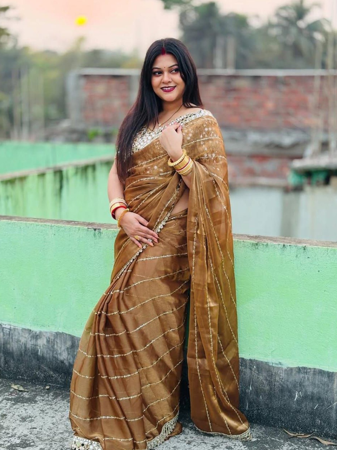 

MANSUBHA Striped Embellished Mirror Work Tissue Banarasi Saree, Yellow