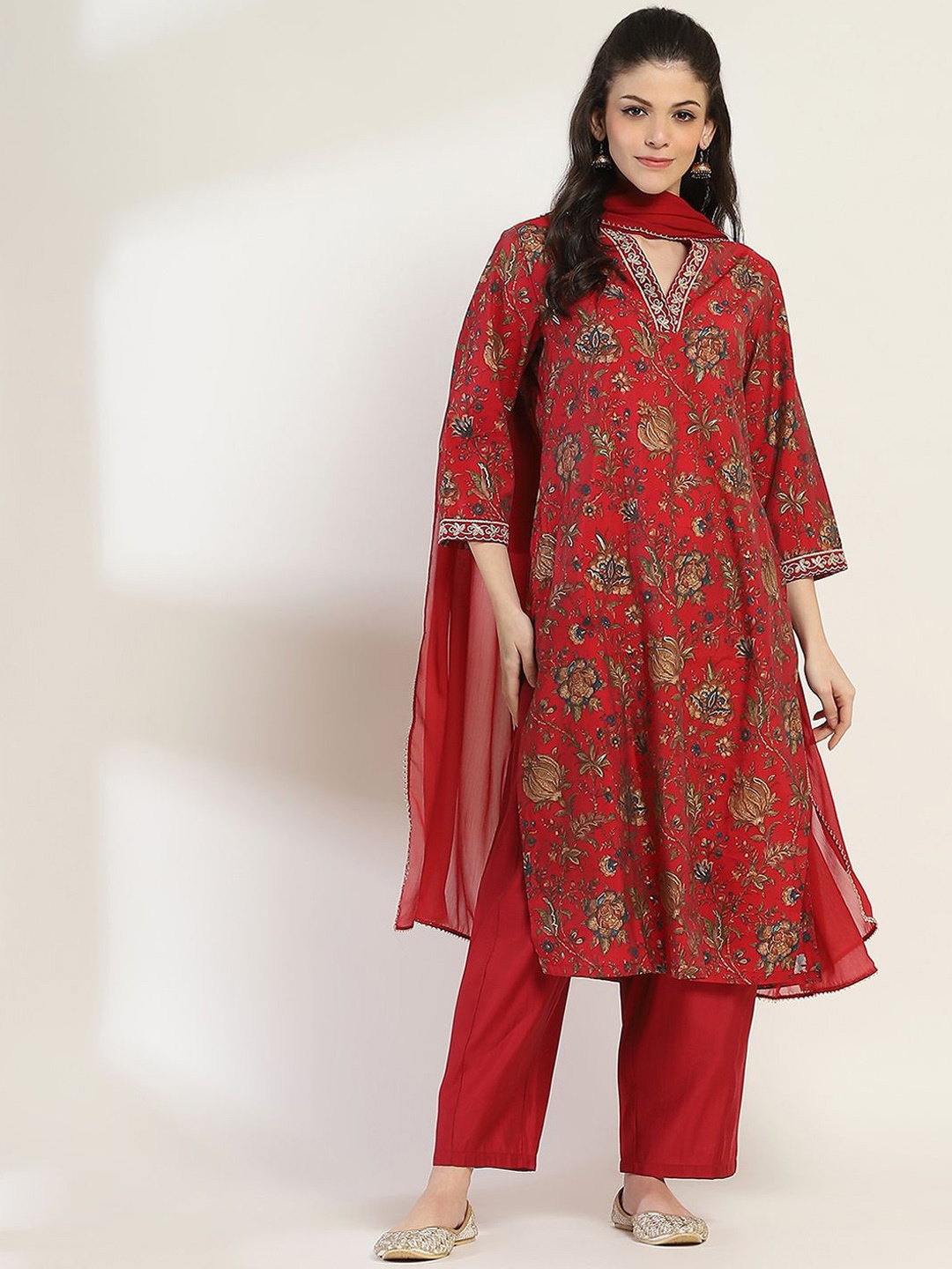 

Rangriti Women Floral Printed Regular Sequinned Kurta with Trousers & With Dupatta, Maroon