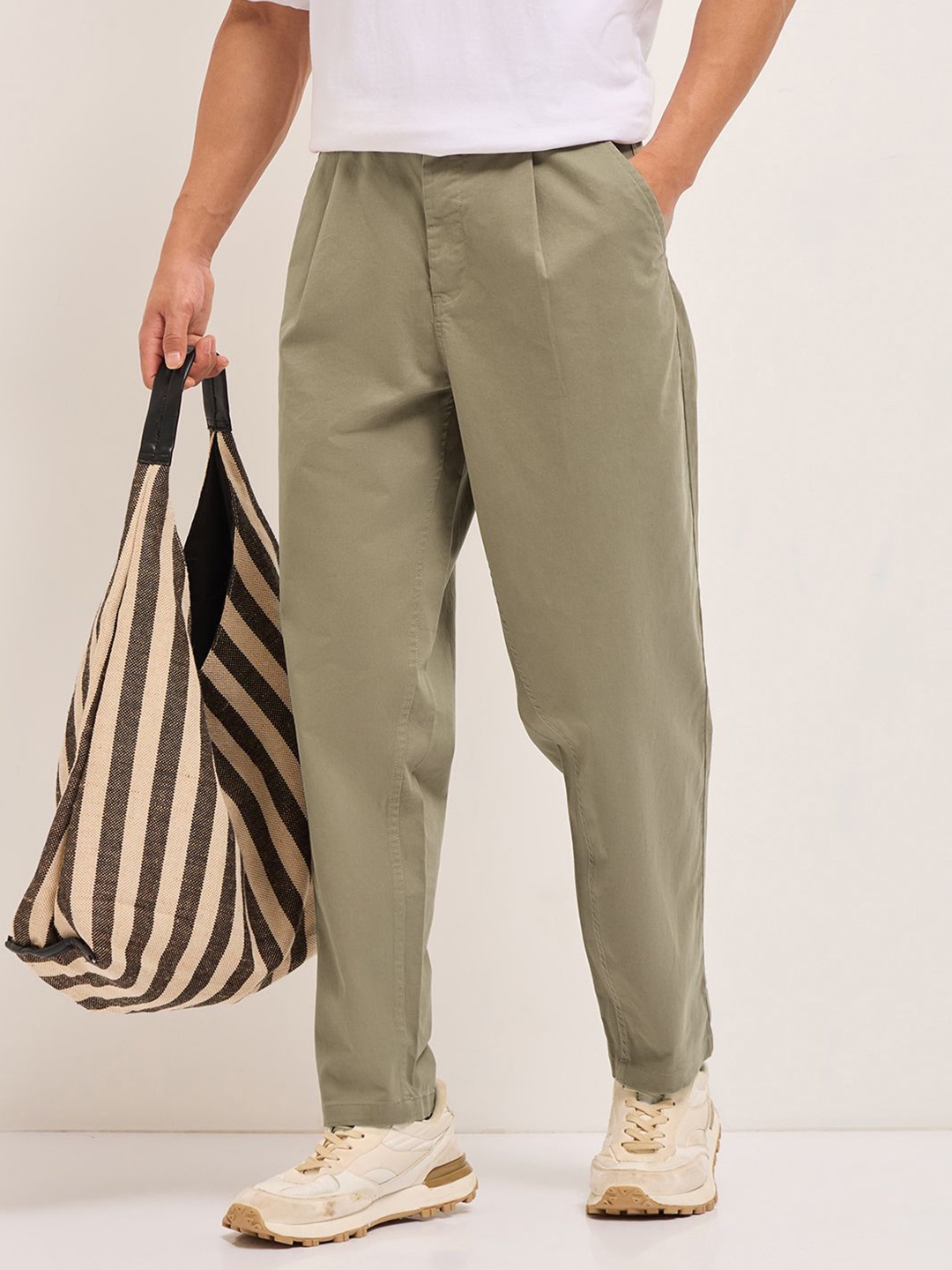 

THE BEAR HOUSE Men's Cotton Solid Carrot Fit Chinos, Beige