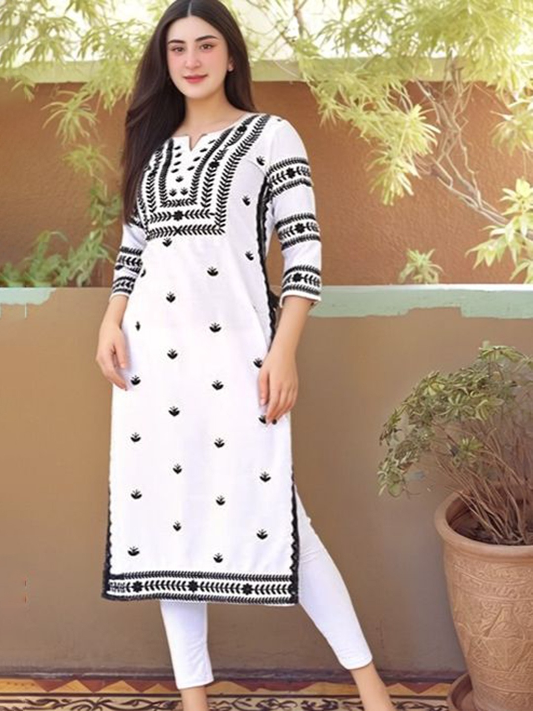 

DIVASTRI Women Geometric Embroidered Thread Work Kurta, White