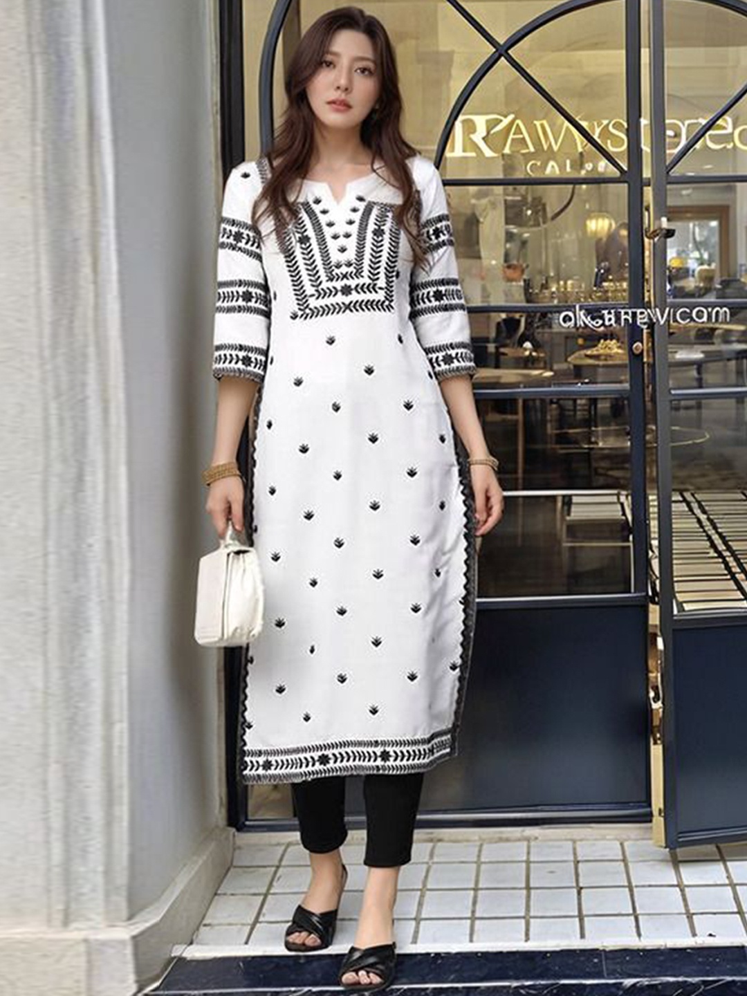 

GoSriKi Women Geometric Embroidered Thread Work Kurta, White