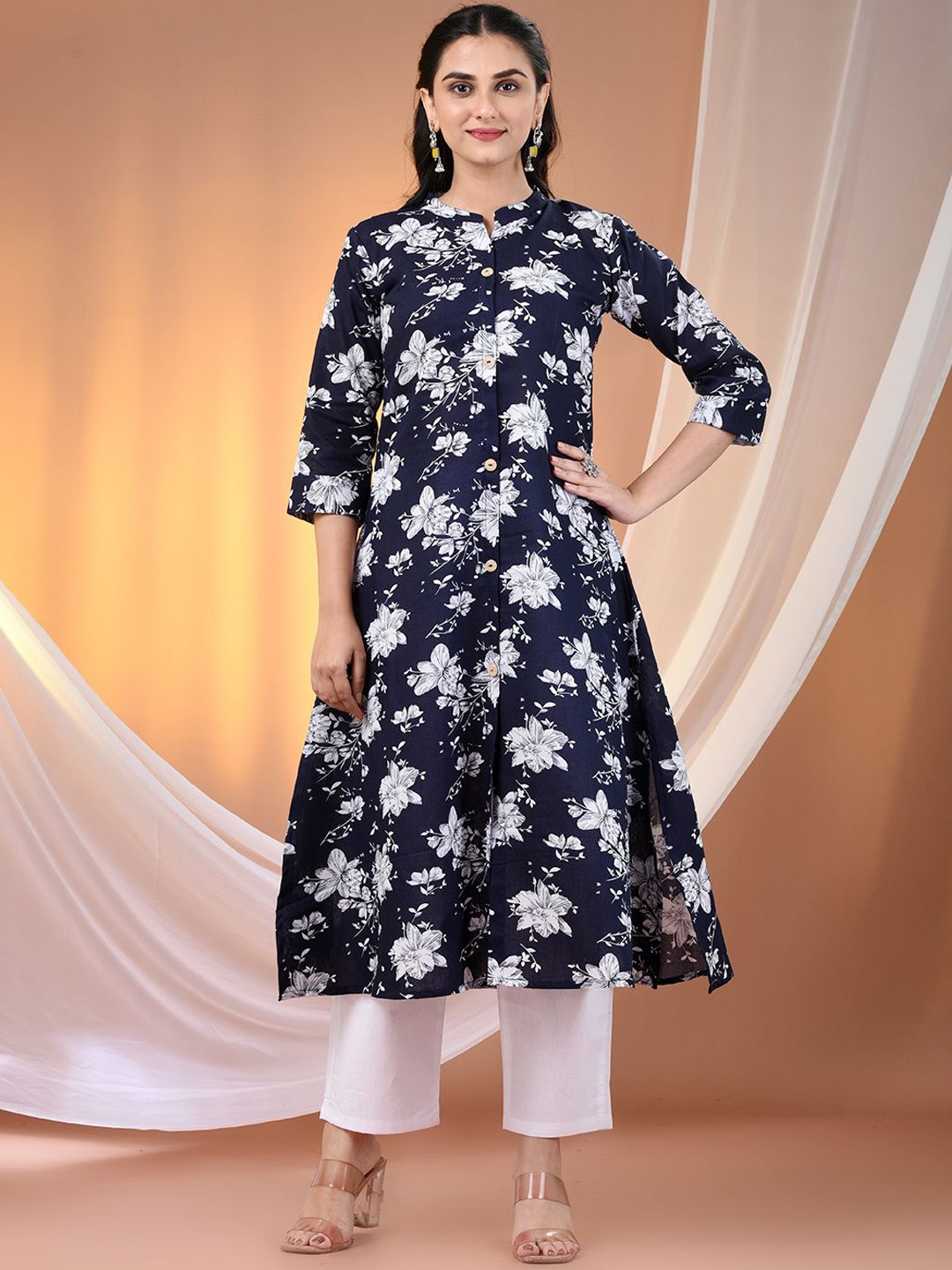 

Charukriti Women Floral Printed Kurta, Navy blue
