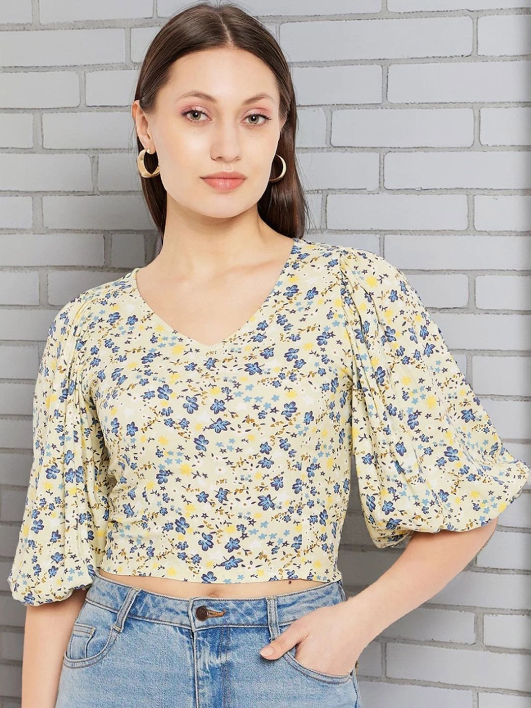 

Hypernation Women Yellow Floral Printed Fitted Puff Sleeve Crop Top