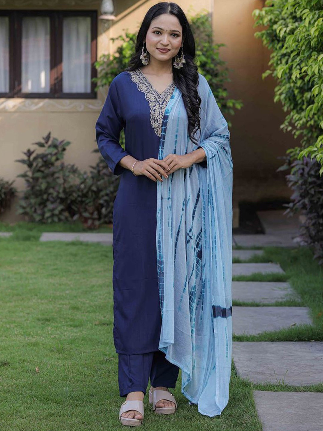 

TOOCHKI Women Kurta Sets, Navy blue