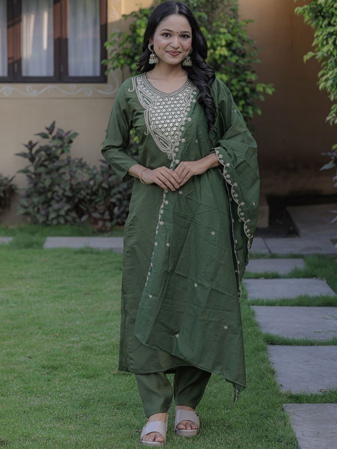 

TOOCHKI Women Kurta Sets, Olive