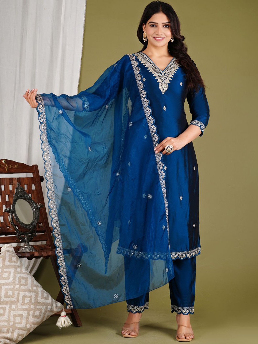 

Loyster Women Ethnic Motifs Embroidered Panelled Thread Work Pure Silk Kurta with Palazzos & With Dupatta, Blue