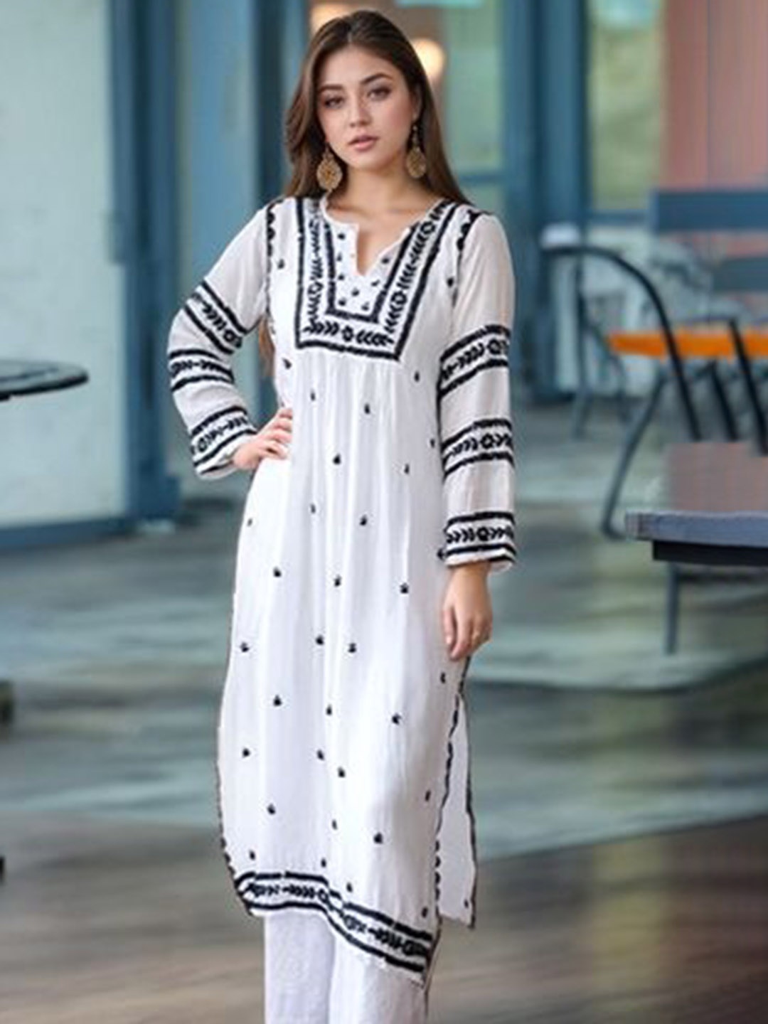 

DIVASTRI Women Geometric Embroidered Thread Work Kurta, White