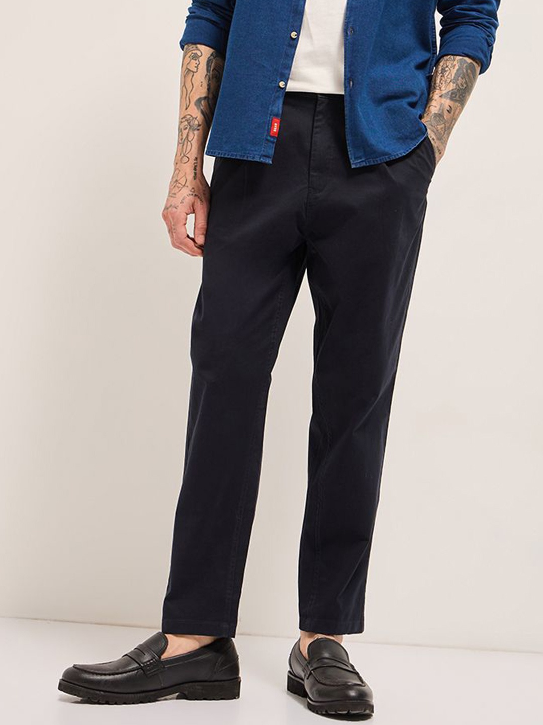 

THE BEAR HOUSE Men Cotton Solid Cropped Carrot Fit Chinos Trousers, Blue