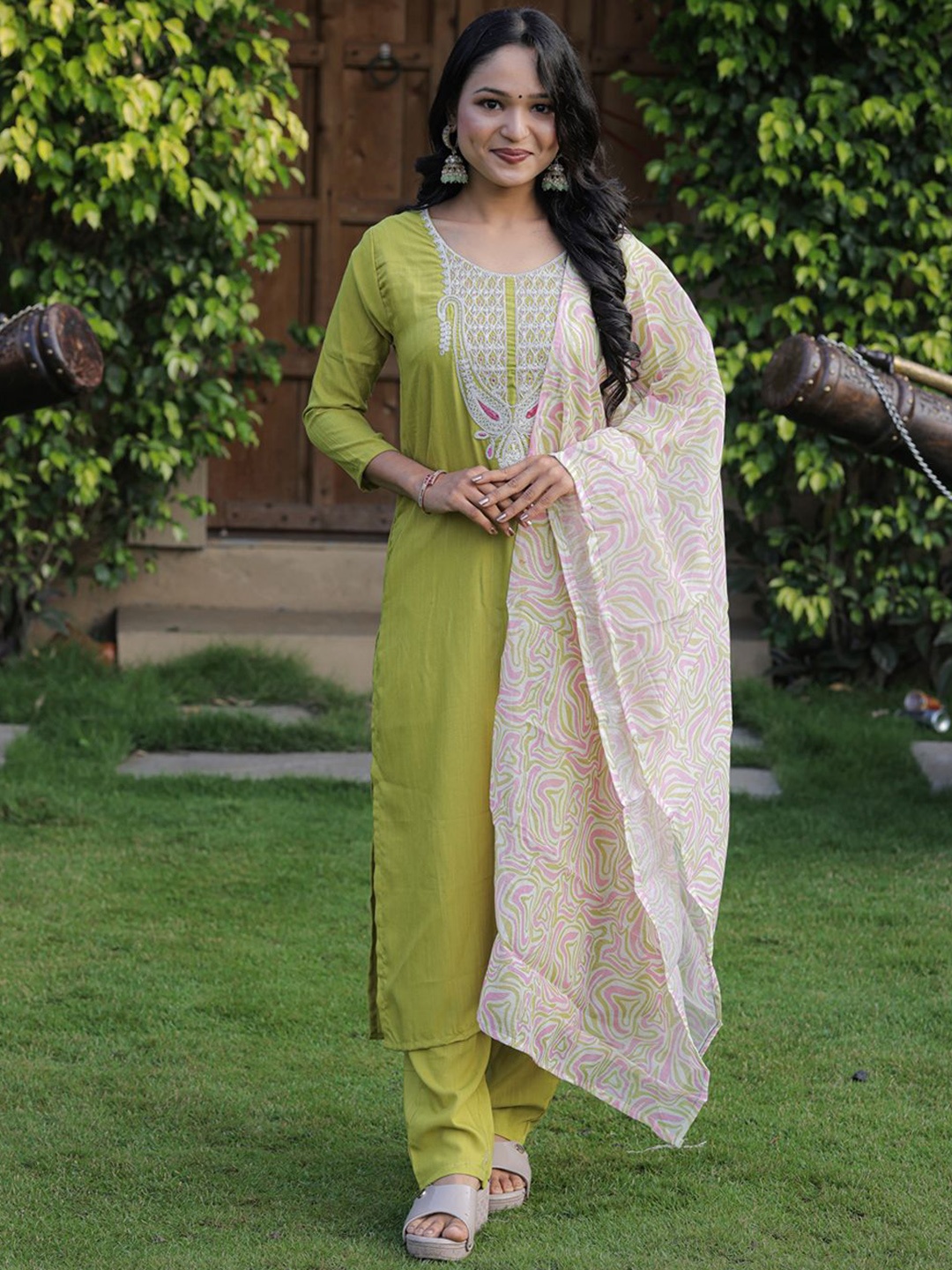 

TOOCHKI Women Ethnic Motifs Yoke Design Regular Thread Work Kurta with Palazzos & With Dupatta, Lime green