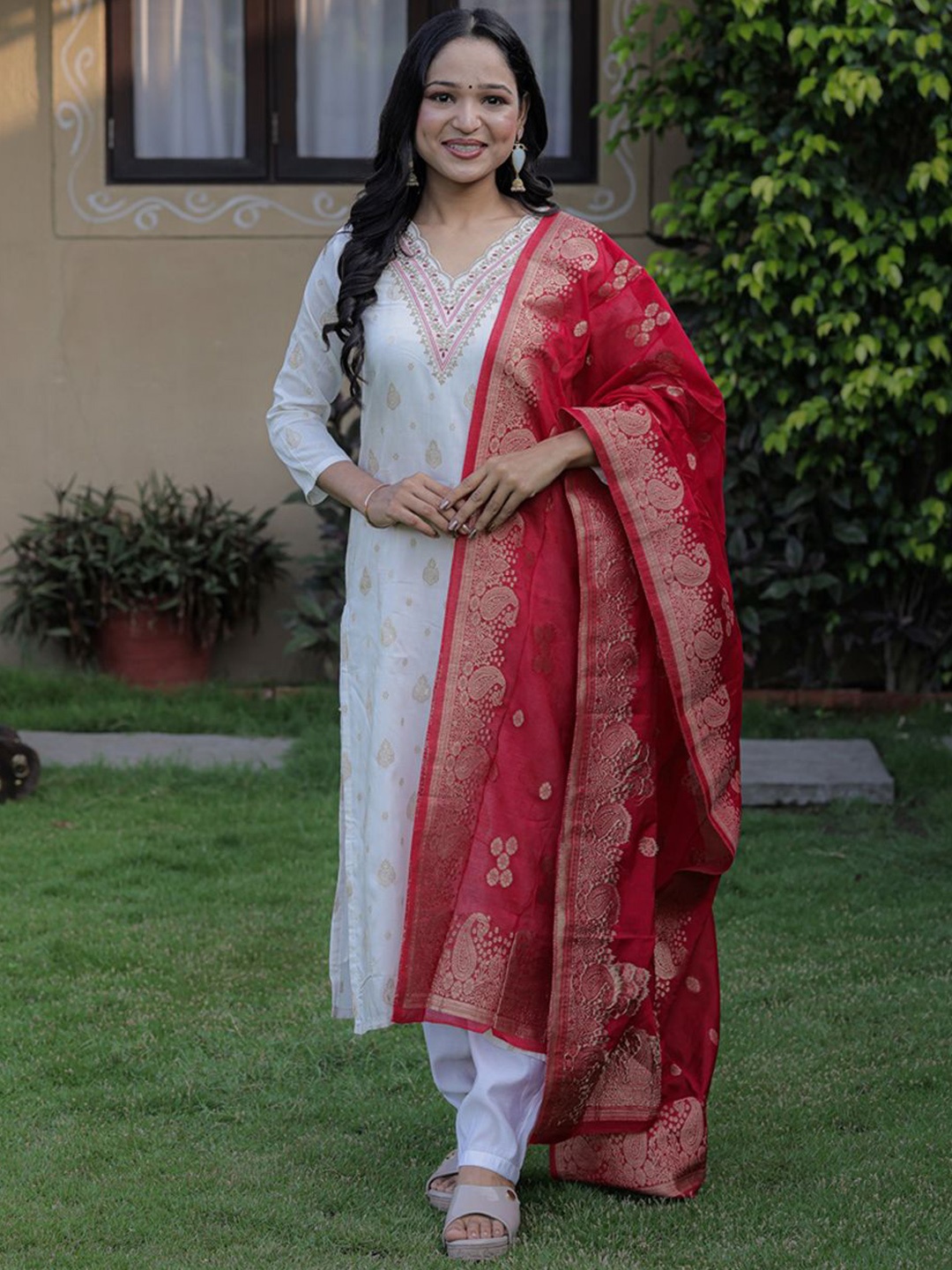 

TOOCHKI Women Regular Thread Work Kurta with Palazzos & With Dupatta, White