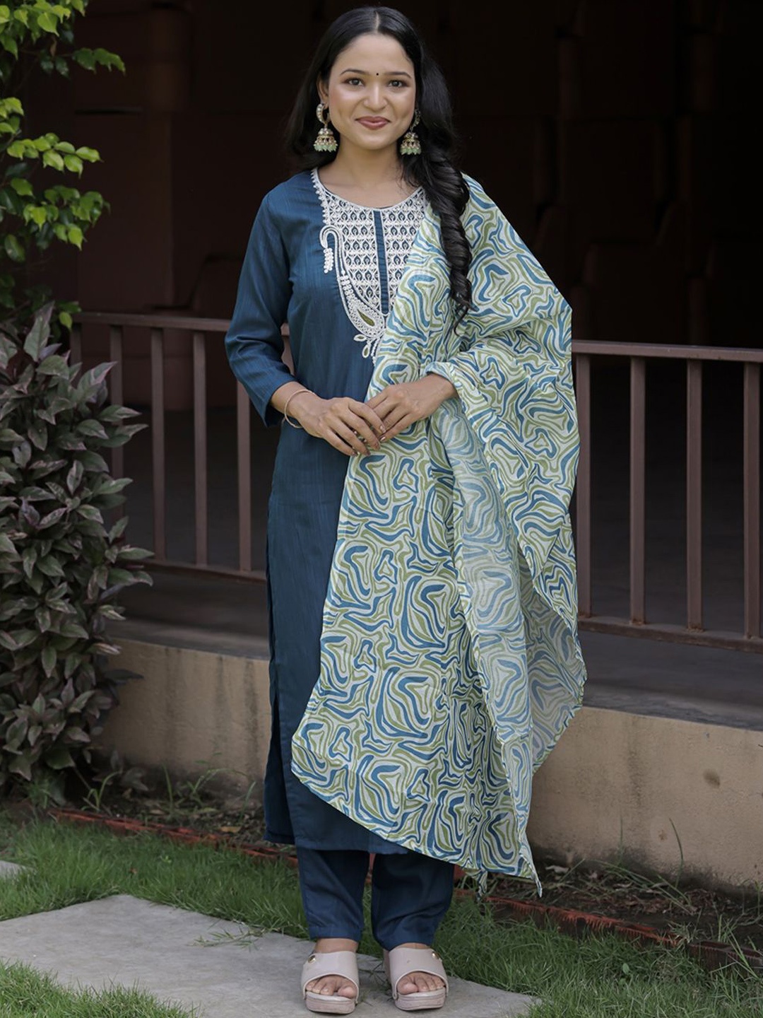 

TOOCHKI Women Yoke Design Regular Thread Work Kurta with Palazzos & With Dupatta, Teal