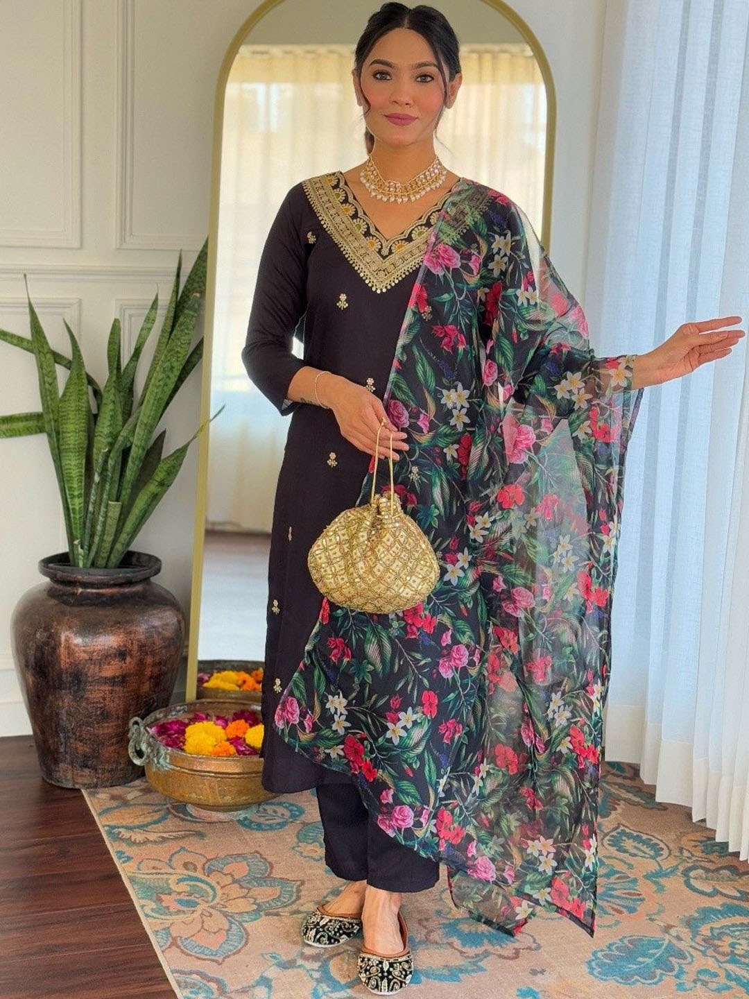 

TOOCHKI Women Yoke Design Regular Kurta with Trousers & With Dupatta, Black