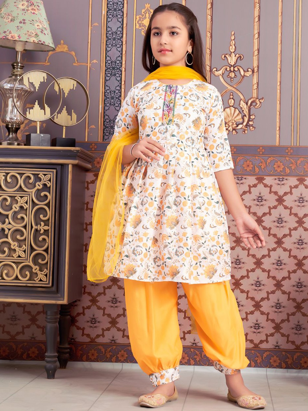 

Sangria Girls Floral Printed Kurti Patiala & Dupatta Set, Yellow