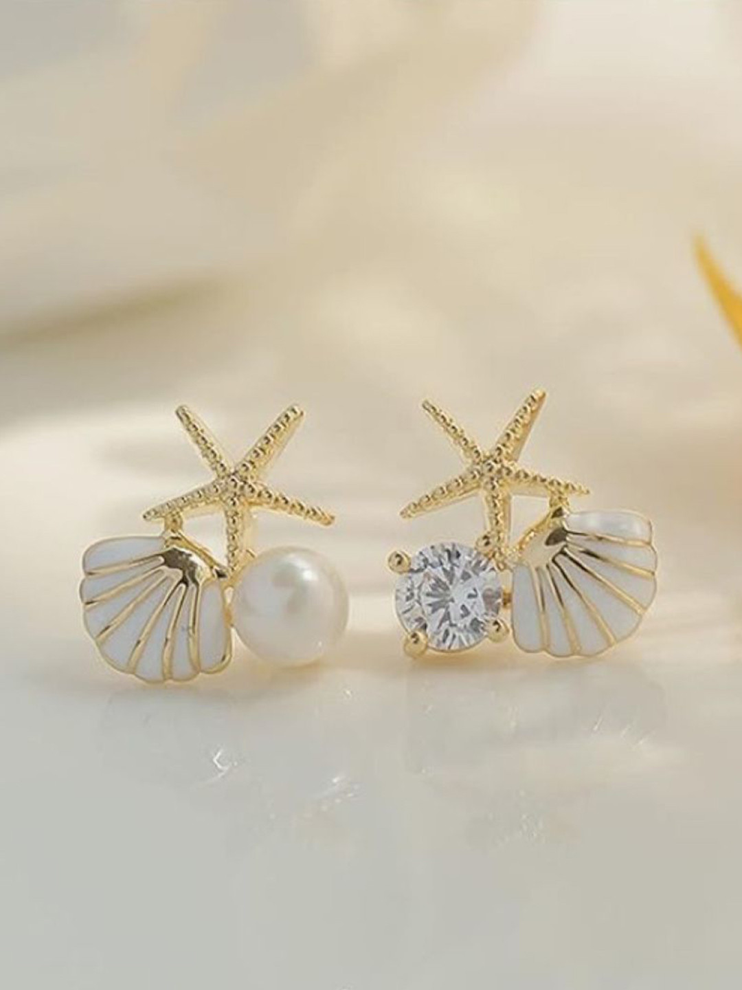 

M55 Star Shaped Studs Earrings, Gold