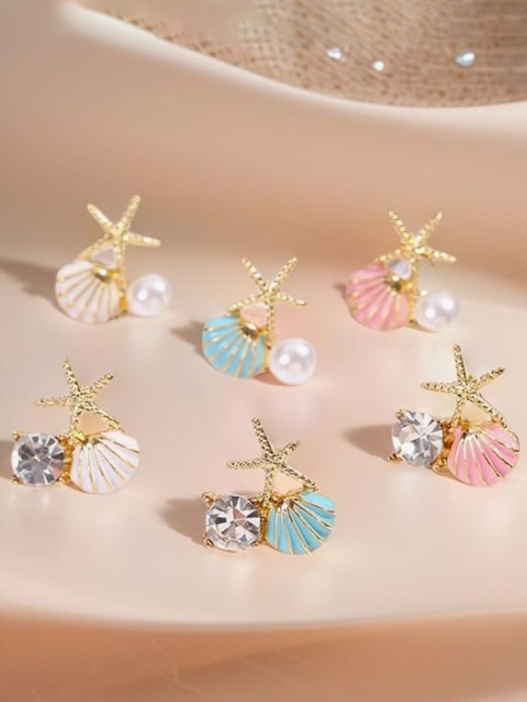 

M55 Star Shaped Studs Earrings, Gold