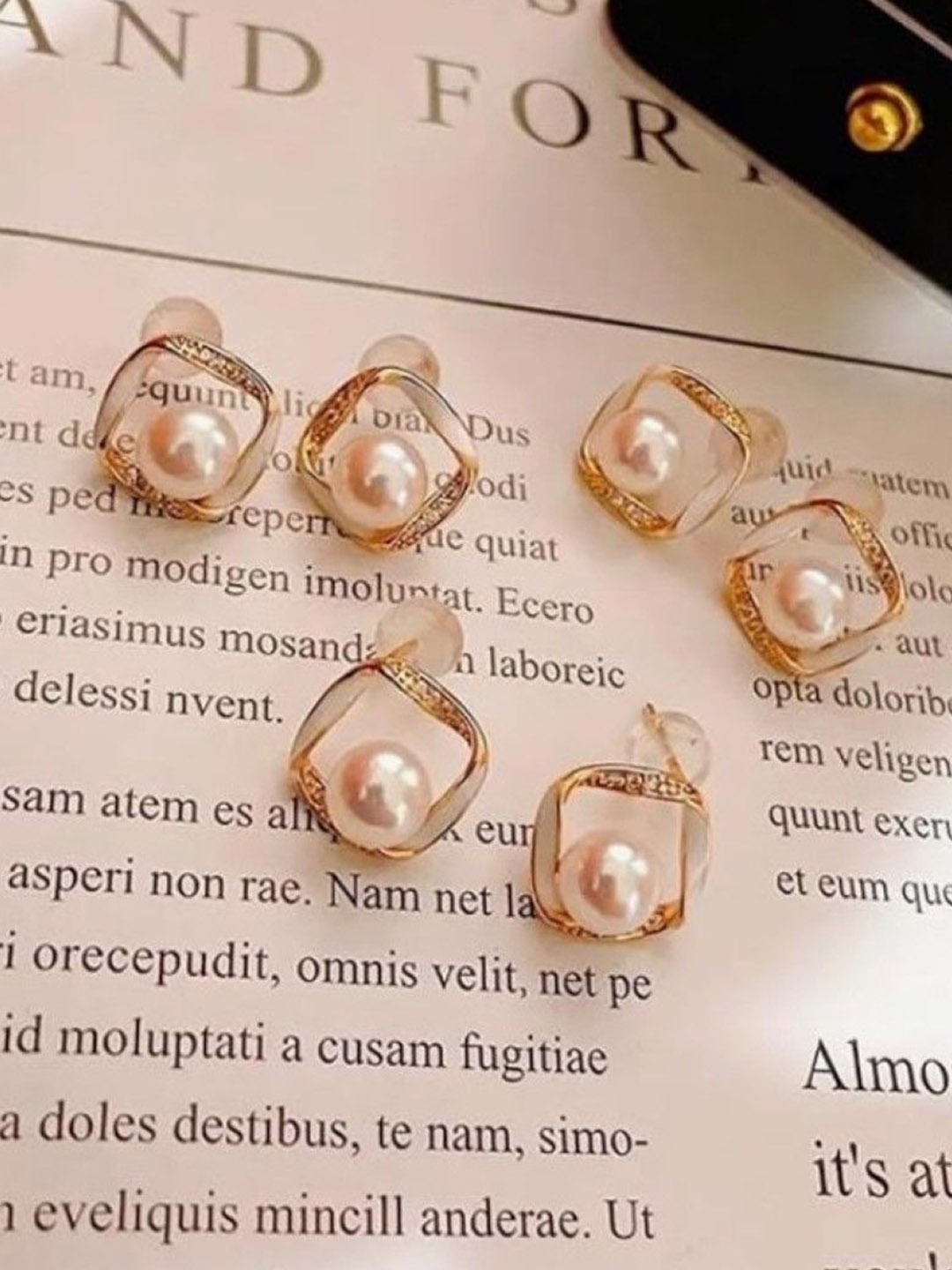 

M55 Square Studs Earrings, Gold