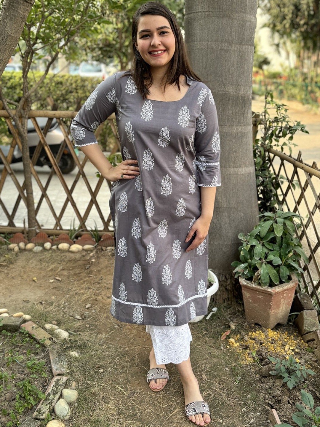 

Sanskritam Plus Size Floral Printed Round Neck Straight Kurta, Grey