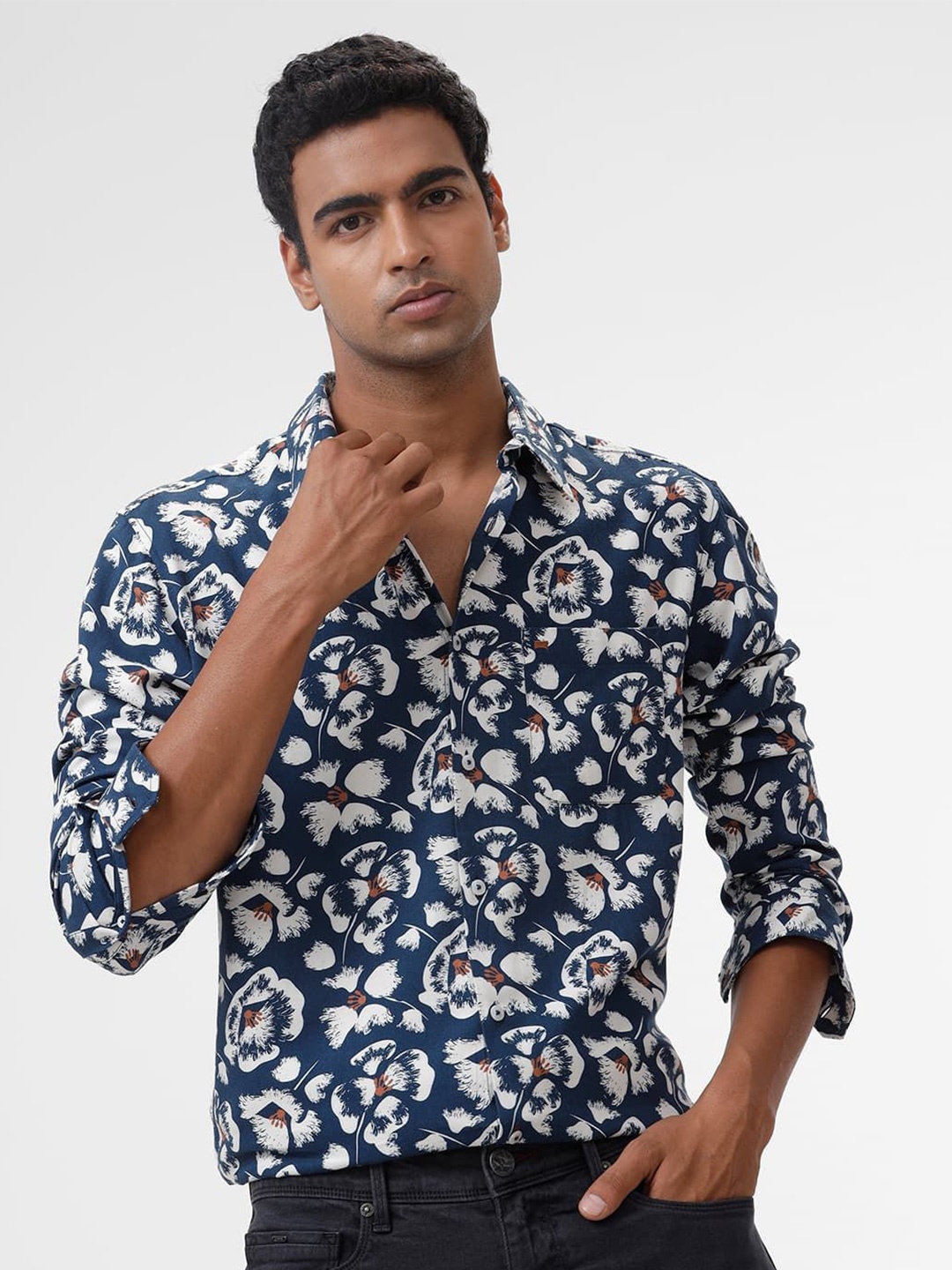 

Basics Men Slim Fit Spread Collar Floral Printed Cotton Casual Shirt, Navy blue