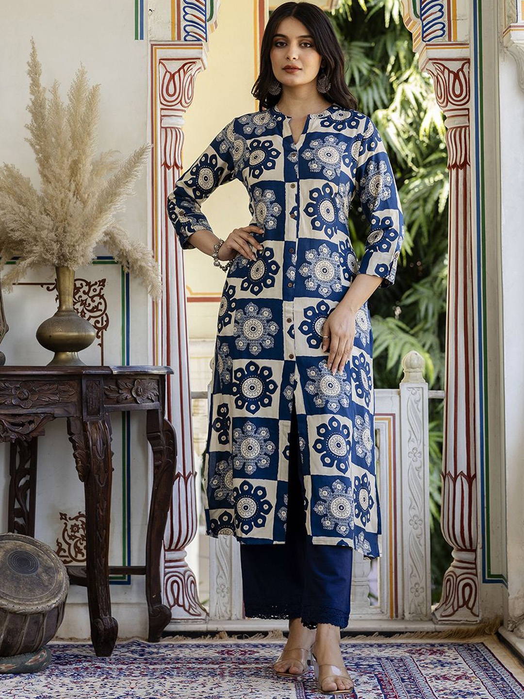 

Pistaa Floral Printed Mandarn Collar A-Line Kurta With Palazzos, Navy blue