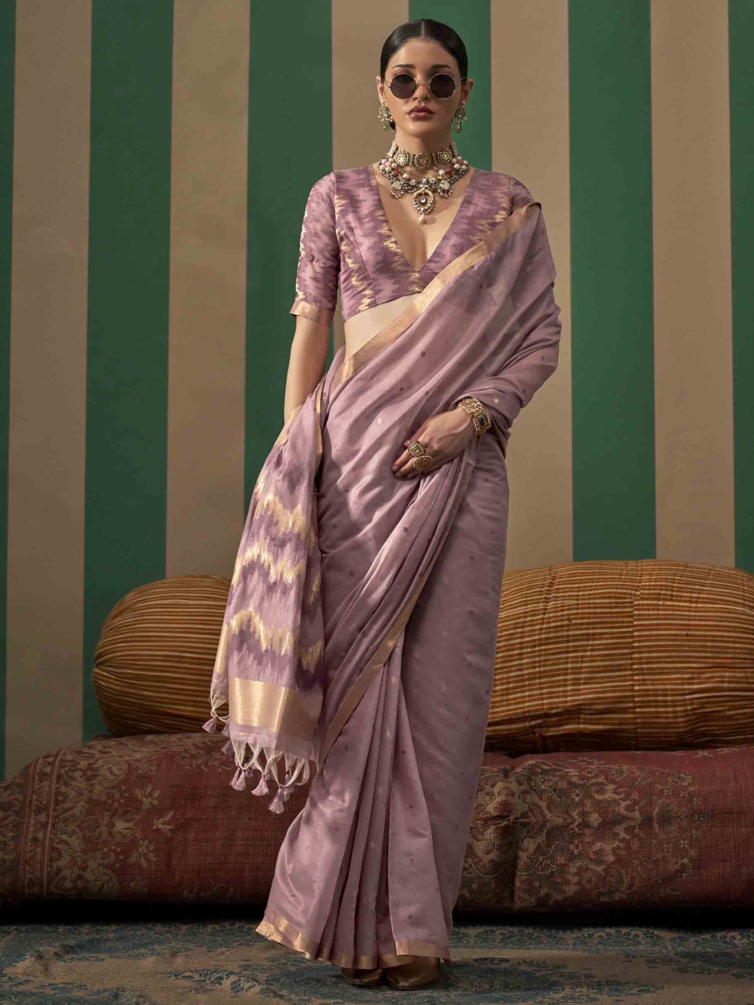 

DIVASTRI Woven Design Zari Saree With Unstitched Blouse Piece, Mauve