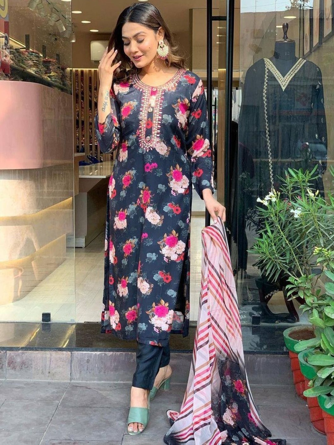 

ASCIIBLUES Floral Printed Regular Thread Work Kurta With Trousers & Dupatta, Navy blue