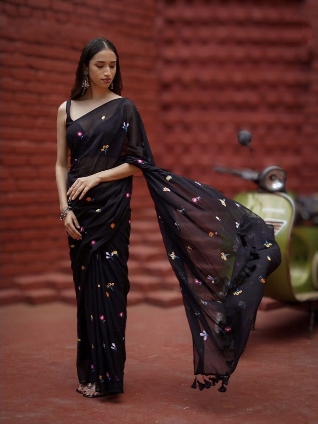 

Ruuprekha Floral Embroidered Pure Cotton Saree, Black