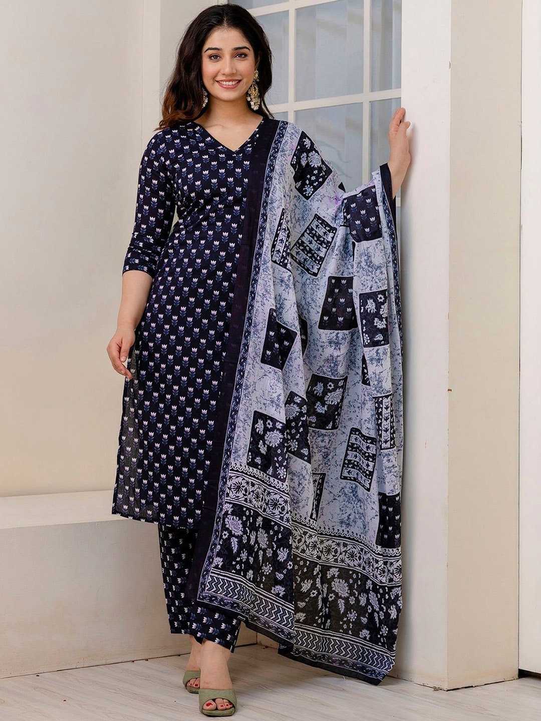 

BAESD Women Floral Printed Regular Kurta with Trousers & With Dupatta, Navy blue