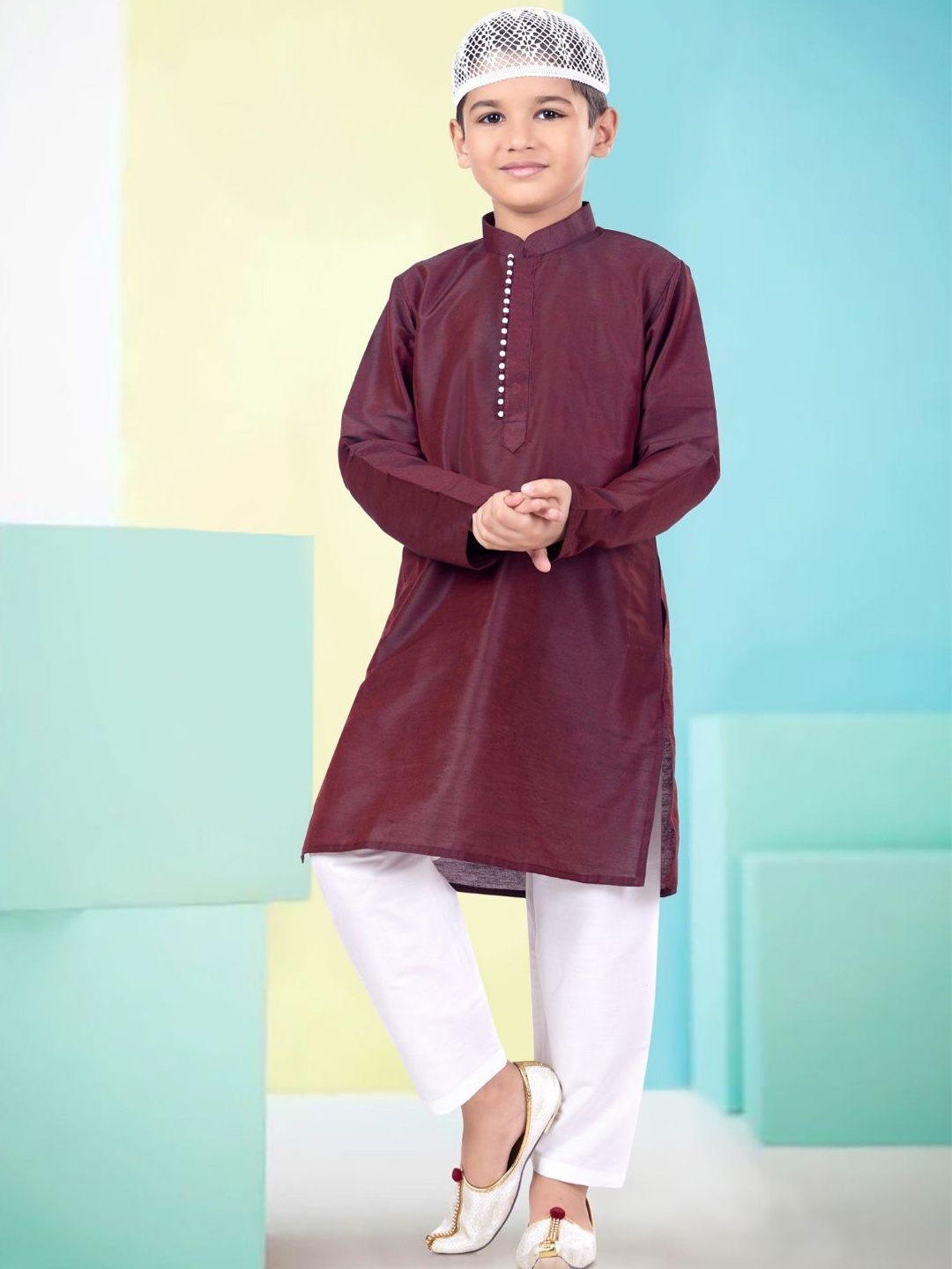 

Pehanaava Boys Mandarin Collar Straight Kurta With Pyjama & Topi, Maroon