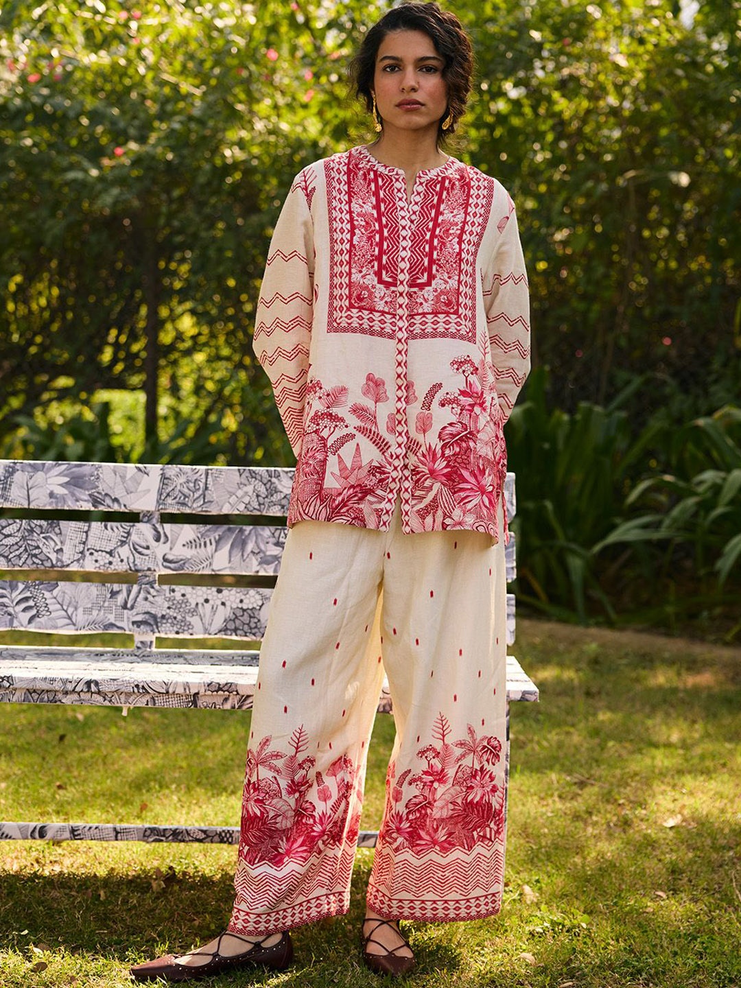 

SAUNDH Floral Printed Mandarin Collar Linen Straight Kurti With Palazzos, Off white
