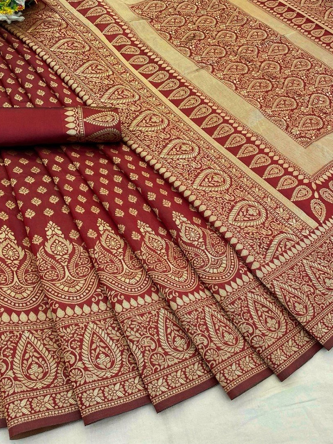 

DIVASTRI Ethnic Motifs Woven Design Zari Banarasi Saree, Maroon