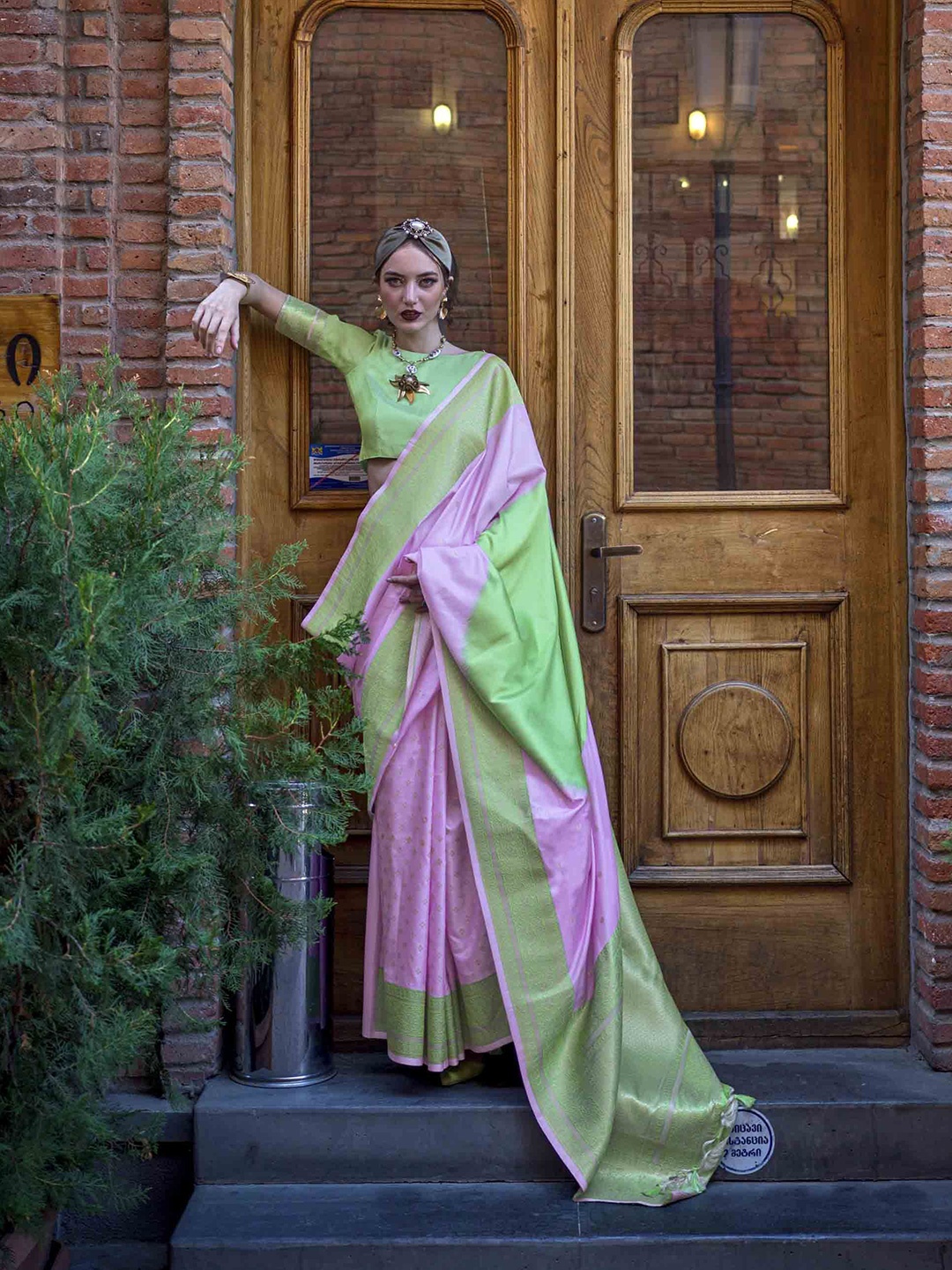 

DIVASTRI Woven Design Zari Saree, Lavender