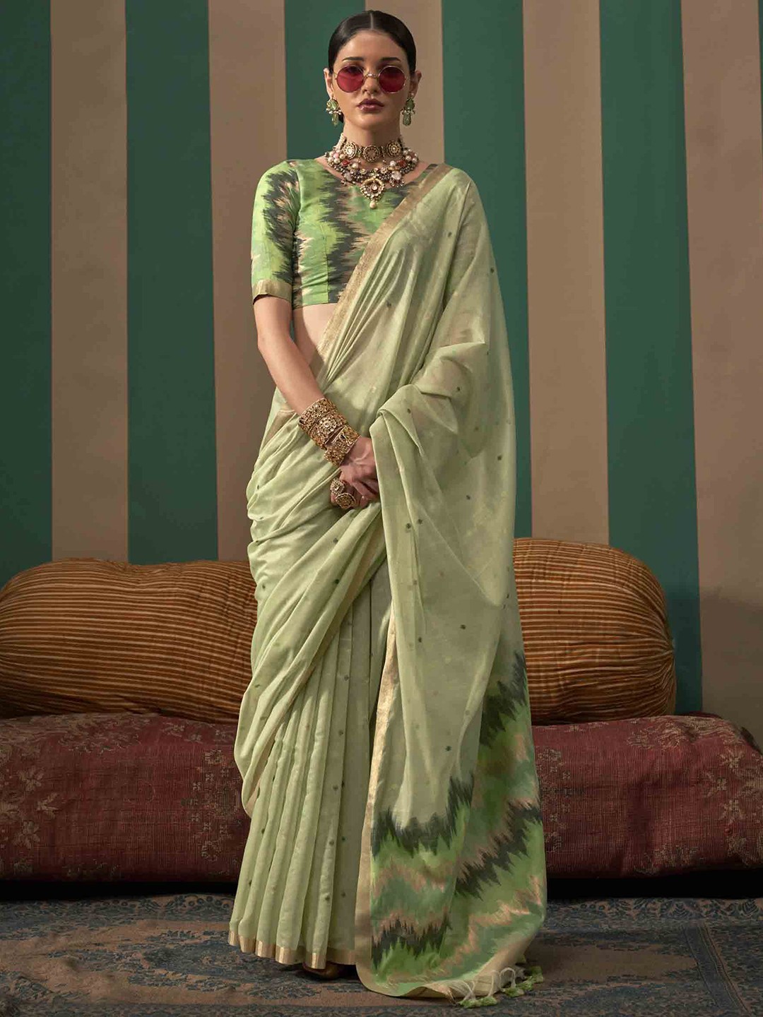 

DIVASTRI Woven Design Zari Saree, Green