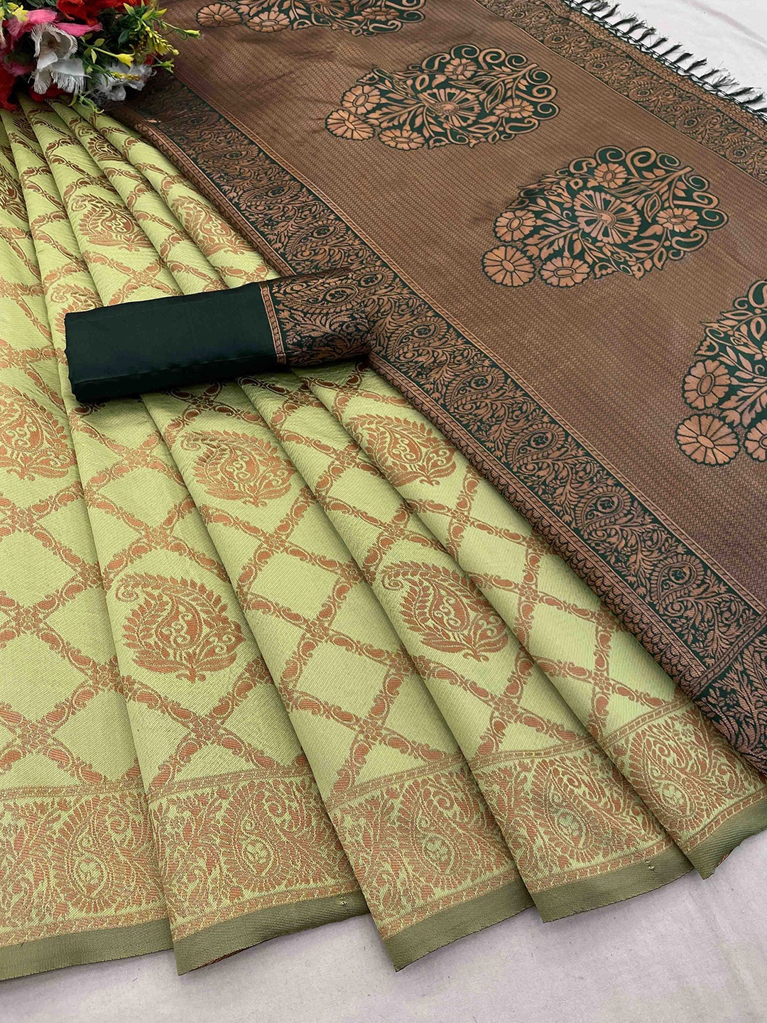 

DIVASTRI Woven Design Zari Banarasi Saree, Green