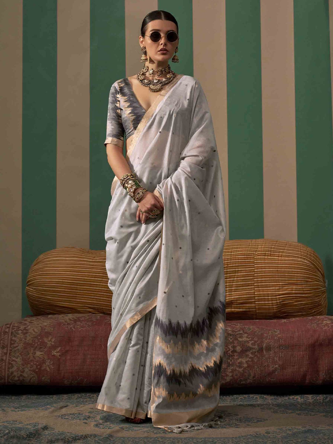 

DIVASTRI Woven Design Zari Saree, Grey