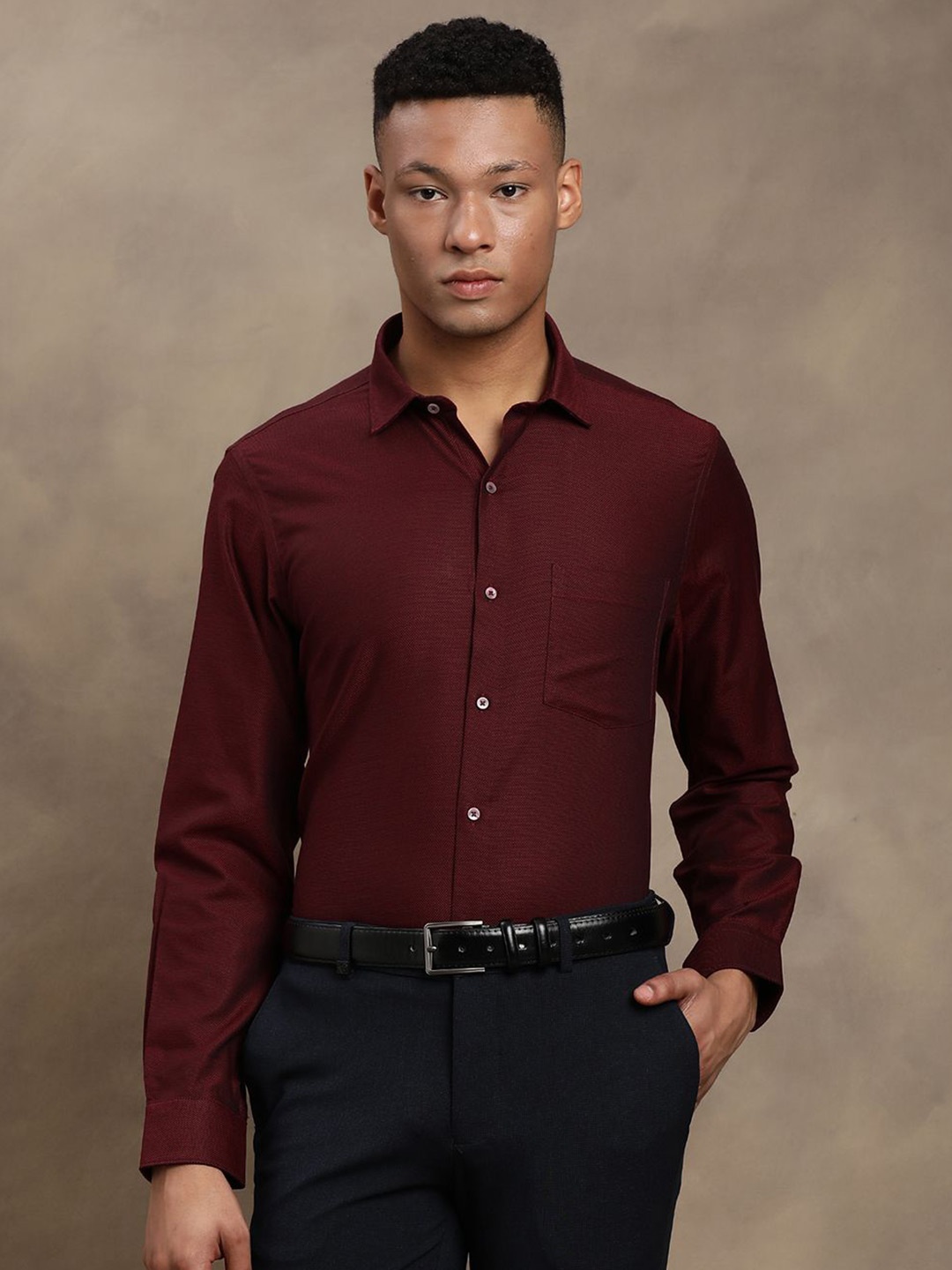 

Turtle Men Standard Slim Fit Spread Collar Textured Cotton Formal Shirt, Maroon
