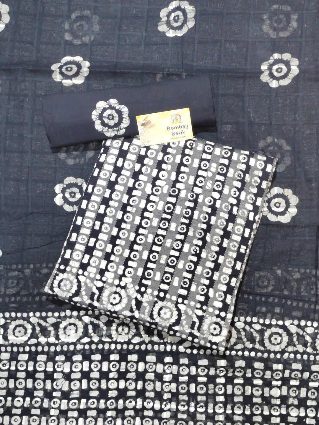 

Farooq Dyeing Floral Printed Pure Cotton Unstitched Dress Material, Black